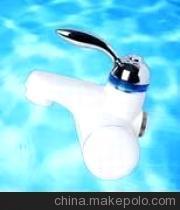 如何选择电热水龙头 塑料与锌合金材质的全面对比分析